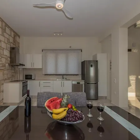 Vilă La Perla Khartáta